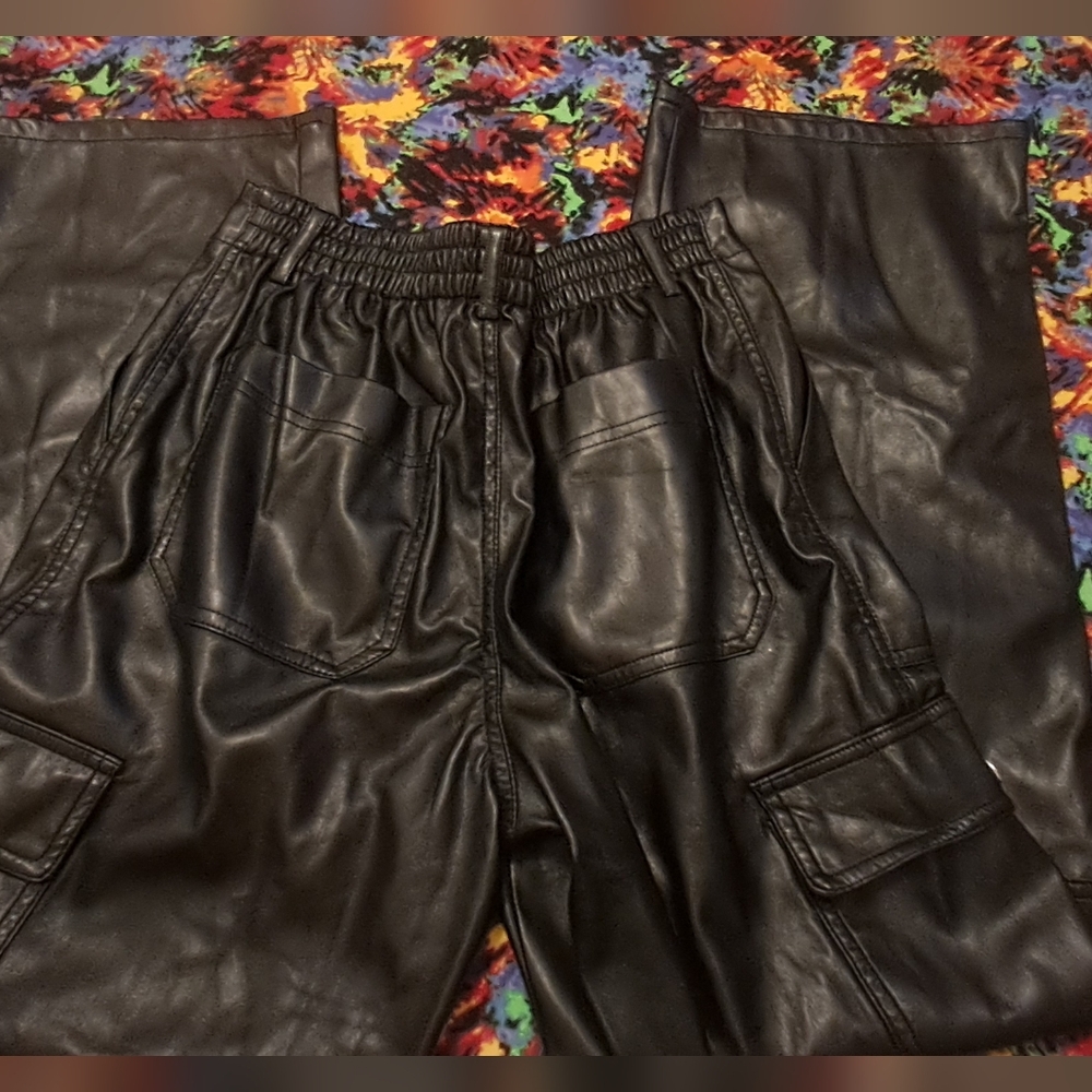 Forever 21 Black Baggy Cargo Style Pants - Picture 5 of 11